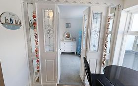 Harbour Steps - Torquay Luxury Apartment - Balcony, Free Parking, Netflix & Wifi